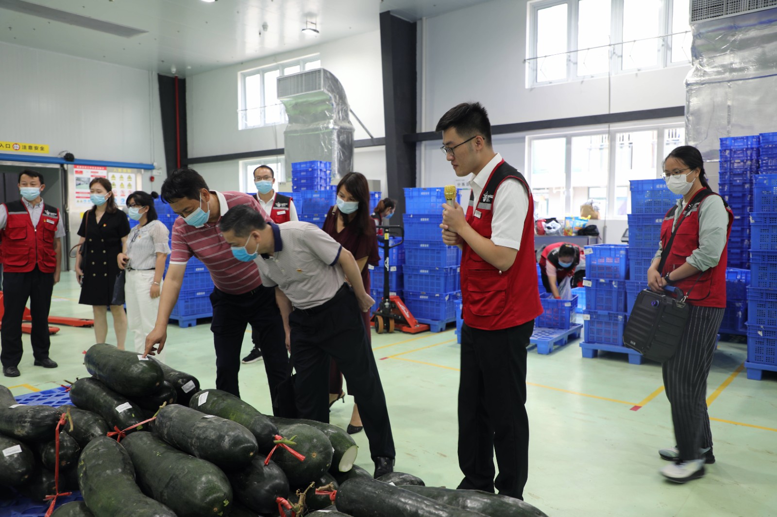 指導(dǎo)組在威耀供應(yīng)鏈公司五象配送基地調(diào)研‘我為群眾辦實事“項目.jpg