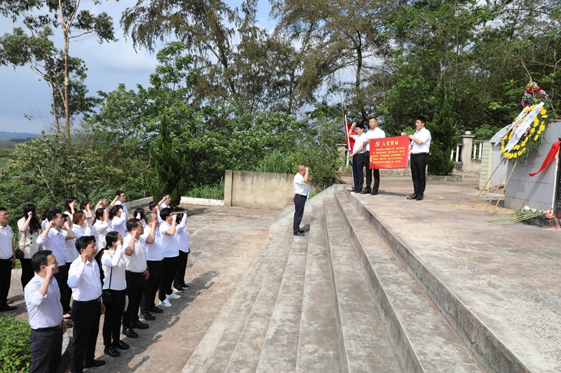 威寧資產(chǎn)公司機關(guān)黨支部到斑峰烈士陵園祭英烈.jpg