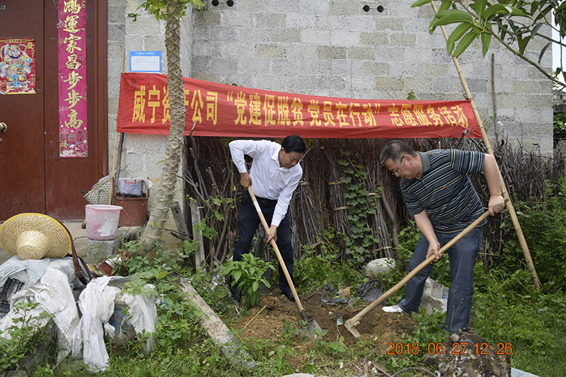 一幫一聯(lián)結(jié)隊(duì)樹(shù)植樹(shù)組，組員幫助2戶幫扶貧困戶在房前屋后閑置土地上種植果樹(shù)，為鄉(xiāng)村建設(shè)增添一抹綠色，進(jìn)一步美化村容村貌。.JPG