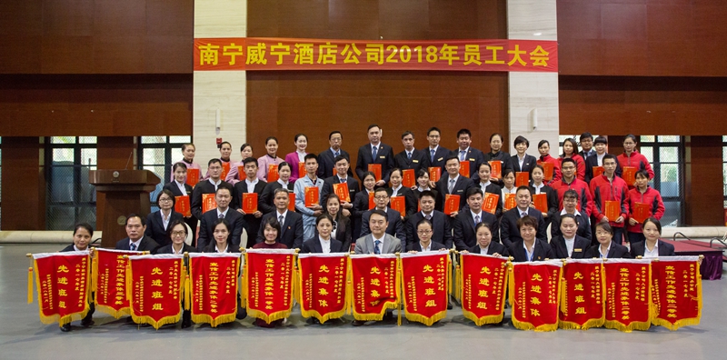 公司領導與獲獎集體、個人合影_副本.jpg