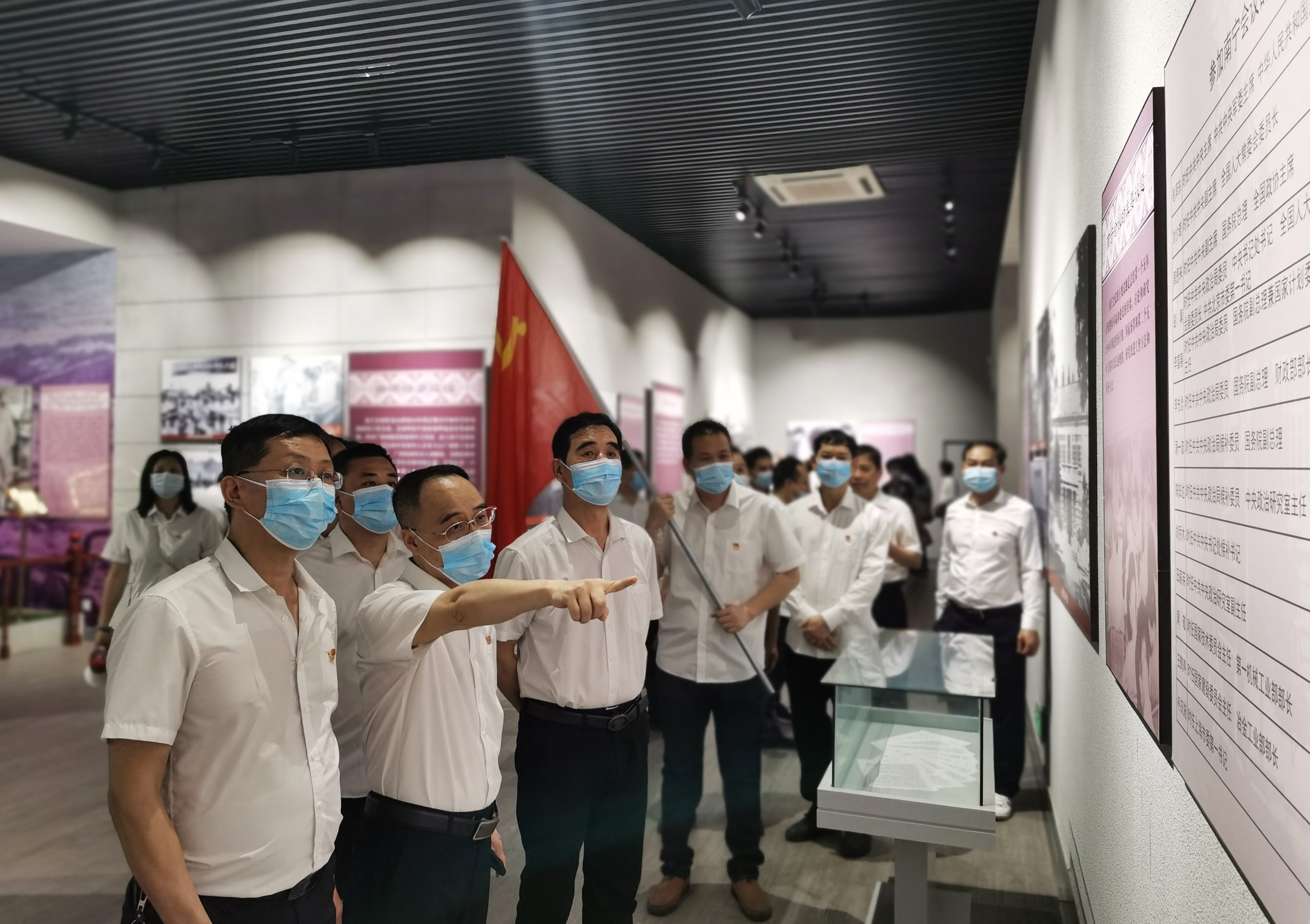 黨員參觀毛主席接見廣西各族人民紀念館（拍攝：劉藝）.jpg