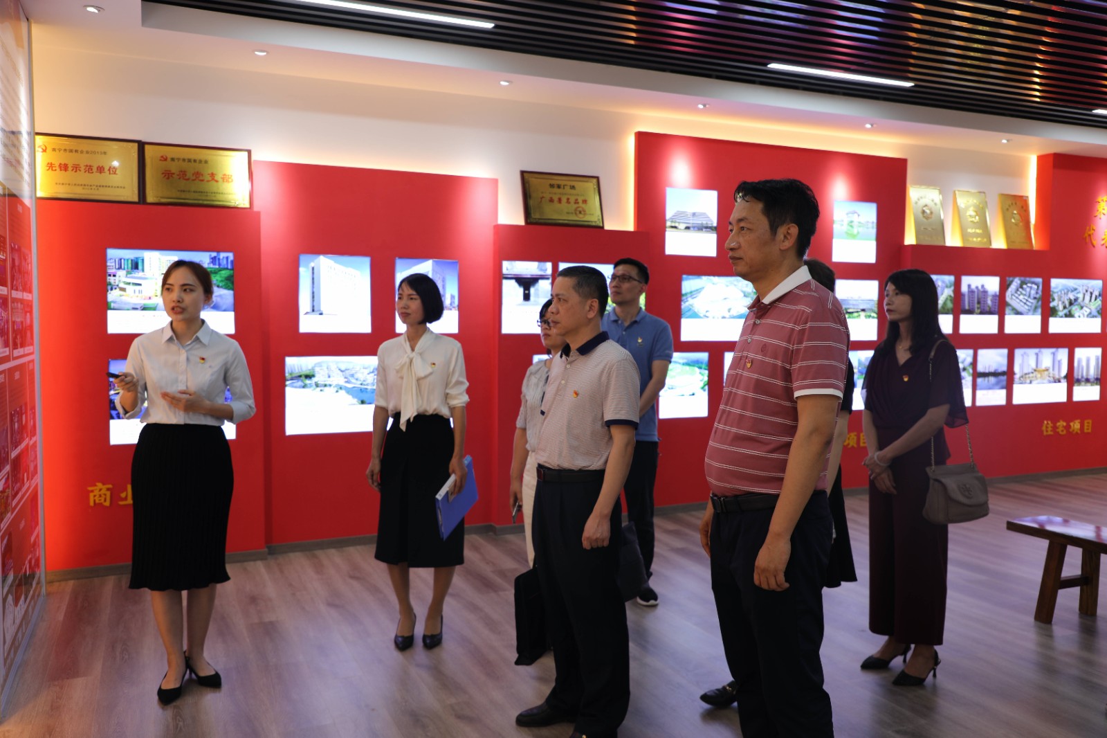 指導(dǎo)組在威寧青運村黨性教育基地調(diào)研指導(dǎo)JPG.jpg